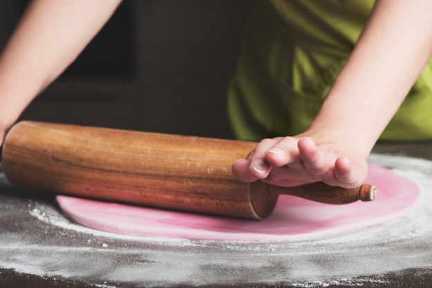 Backkurs Wien – Frau isst Torte