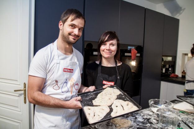 Backkurs Wien – Teilnehmer backen Fougasse