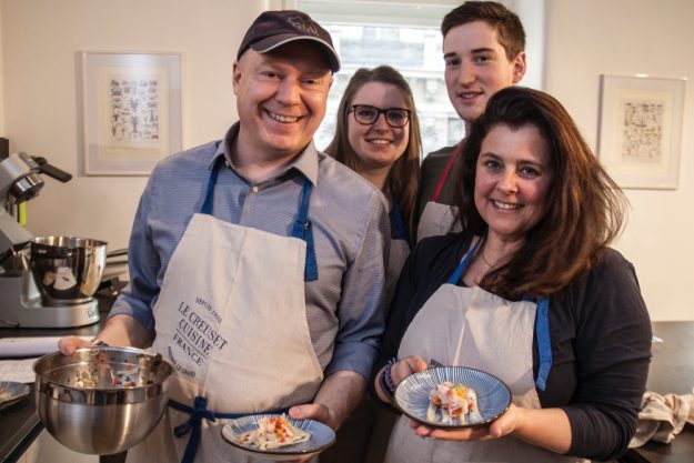 Fisch-Kochkurs Wien – Teilnehmer kochen Fisch