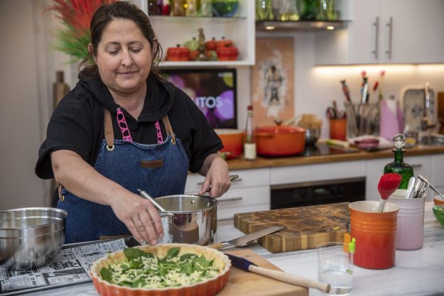 Französischer Kochkurs Wien - Teilnehmerin macht Quiche