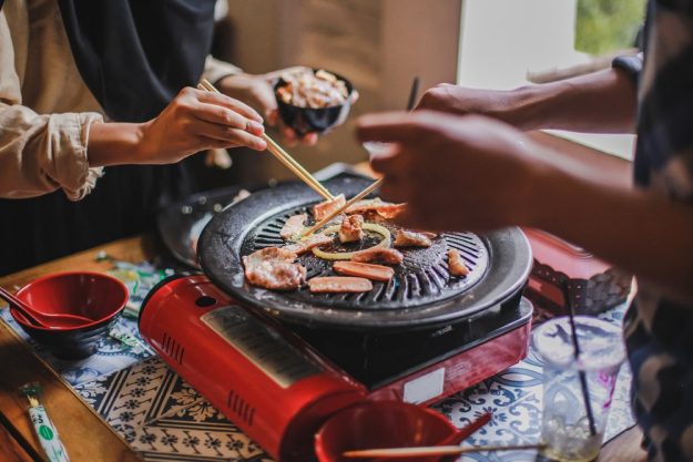 Korean cooking class Vienna - friends doing BBQ