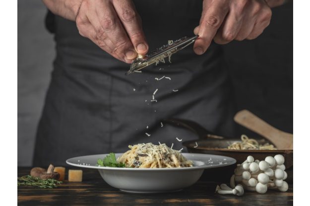 Pasta-Kochkurs Wien – Parmesan über Pasta reiben