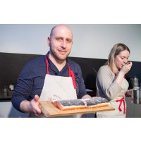 Fisch-Kochkurs Wien – Teilnehmer mit Lachsfilet