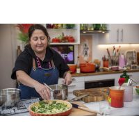 Französischer Kochkurs Wien - Teilnehmerin macht Quiche