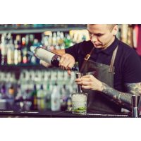 Gutschein Gin-Tasting – Barkeeper mixt Gin Tonic