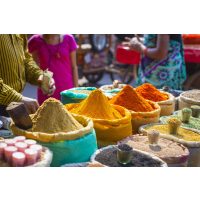 Indisch-Kochkurs Wien – Markt mit bunten Gewürzen