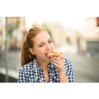 Kulinarische Stadtführung – Frau isst