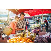 Österreichischer Kochkurs Wien – Paar kauft auf Naschmarkt ein
