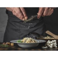 Pasta-Kochkurs Wien – Parmesan über Pasta reiben