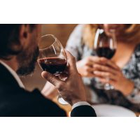 Weinprobe Wien – Paar trinkt Wein