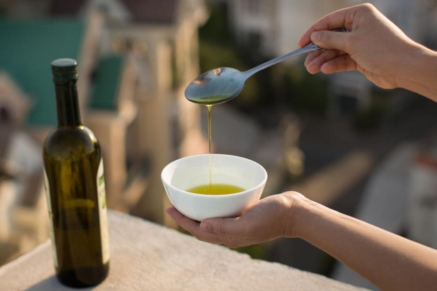 Olivenöl-Tasting Salzburg – Oliven und Öl in Schälchen