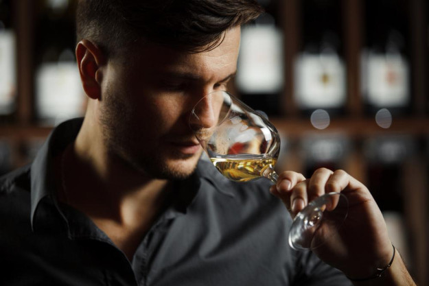 Weinprobe Salzburg – Paar trinkt zusammen Wein