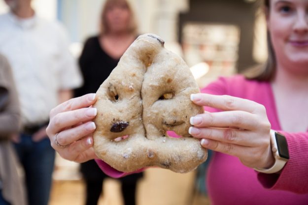 Backkurs Wien – Teilnehmerin hält Fougasse