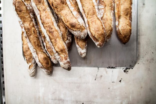 Backkurs Wien – Julian Kutos backt Baguette