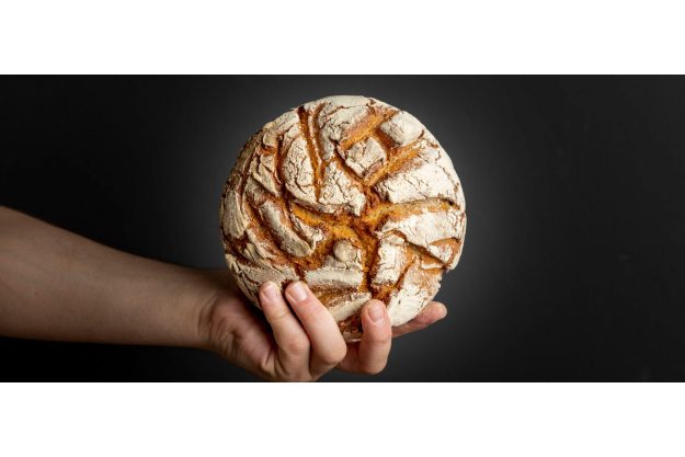 Online Backkurs – Julian Kutos mit Brot