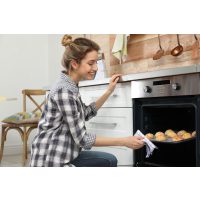 Backkurs Salzburg – Frau am Ofen