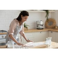 Backkurs Salzburg – Frau rollt Teig aus