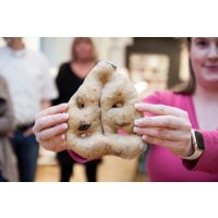 Backkurs Wien – Teilnehmerin hält Fougasse