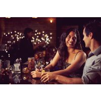 Gin-Tasting Wien – Frau und Mann unterhalten sich an der Bar