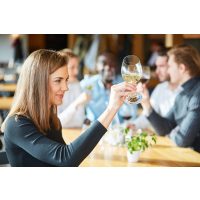 Weinseminar Innsbruck: junge Frau probiert Weißwein