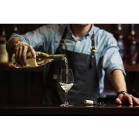 Weinseminar Wien – Sommelier schenkt Wein ein