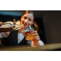 Whisky-Tasting Salzburg – Frau schenkt Whisky ein
