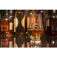 Whiskey Tasting in Wien – Glas vor Flaschen