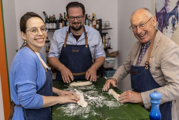 Französischer Kochkurs Wien - vergnügte Teilnehmer bei der Arbeit