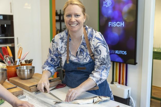 Französischer Kochkurs Wien - Teilnehmerin kocht