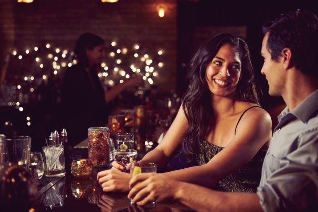 Gin-Tasting Wien – Frau und Mann unterhalten sich an der Bar