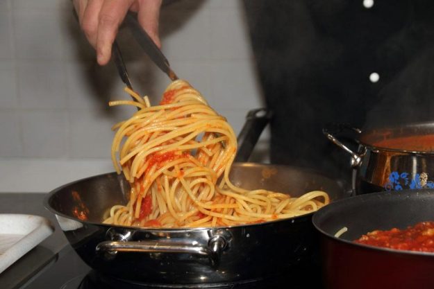 Italienischer Kochkurs Innsbruck: Nudeln und Sauce sofort mischen