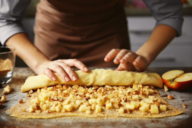 Österreichischer Kochkurs Wien – Apfelstrudel rollen