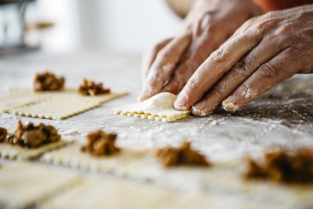 Pasta-Kochkurs Innsbruck – Ravioli ordentlich verschließen
