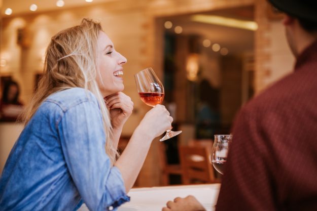 Weinseminar Wien – Frau trinkt Wein