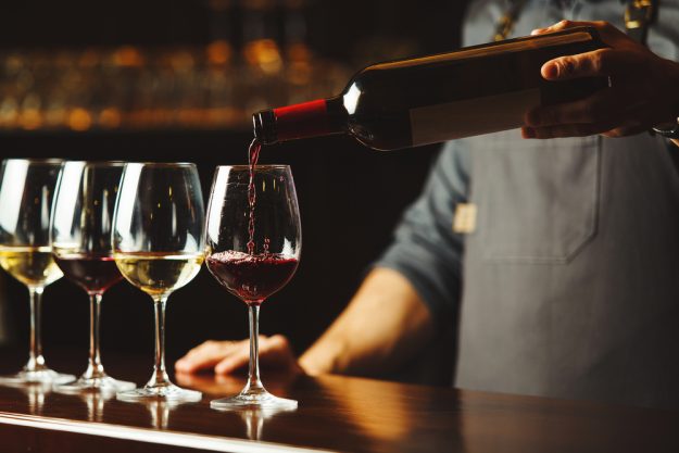 Weinseminar Wien – Kellner schenkt ein