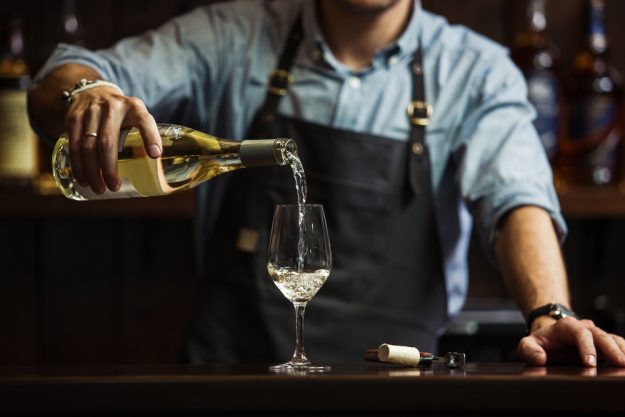 Weinseminar Wien – Sommelier schenkt Wein ein