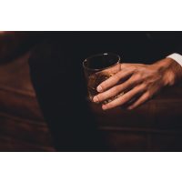 Whisky-Tasting Wien – Mann hält Whisky