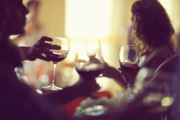 Krimidinner-Gutschein – Anstoßen mit Rotwein