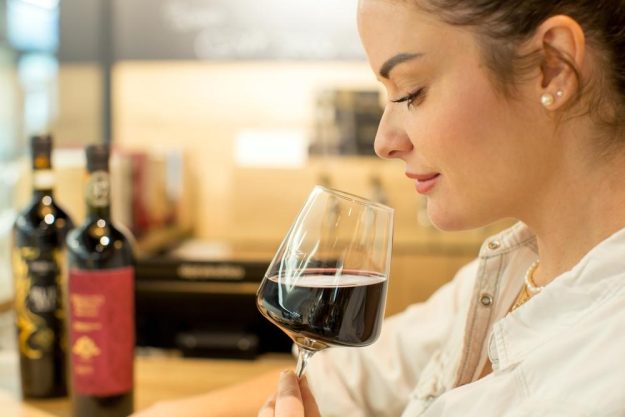 Weinprobe Innsbruck – junge Frau probiert Rotwein