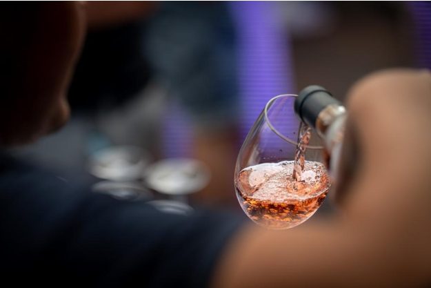 Weinprobe Innsbruck – Rosé wird eingeschenkt