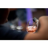 Weinprobe Innsbruck – Rosé wird eingeschenkt